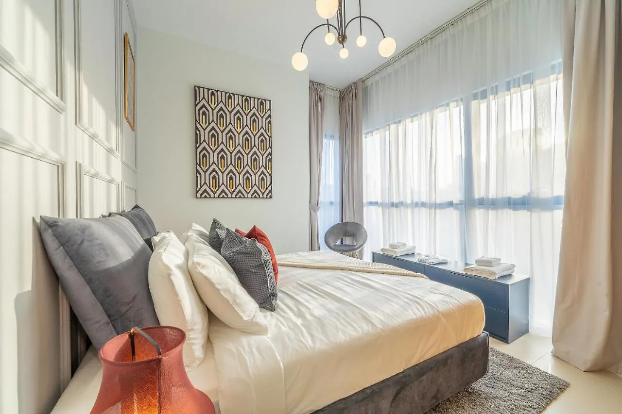 Spacious Art Deco Apt With Burj & Canal Views Dubai